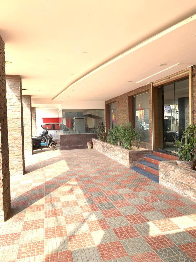Hotel Half Moon Madrás Exterior foto